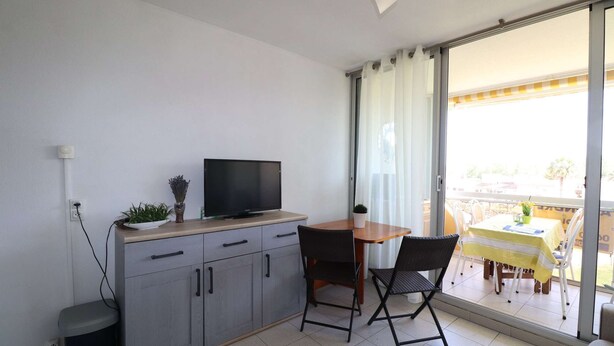 Interior - Studio apartment with terrace, beach 550m away and shops 50m away (LE GRAU DU ROI)