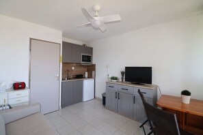 Living area - Studio apartment with terrace, beach 550m away and shops 50m away (LE GRAU DU ROI)