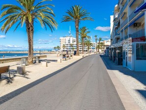 Beach nearby - Studio apartment with terrace, beach 550m away and shops 50m away (LE GRAU DU ROI)