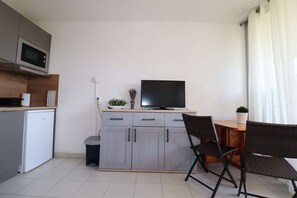 Interior - Studio apartment with terrace, beach 550m away and shops 50m away (LE GRAU DU ROI)