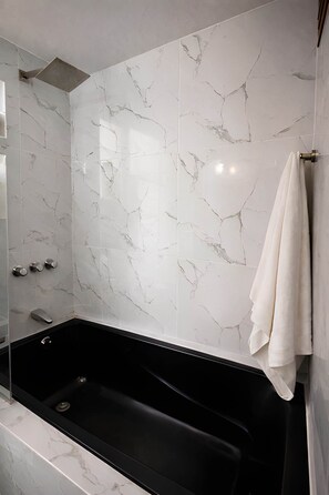 Towels, soap, toilet paper - Luxury 3BR Apartment Near Larcomar - Prime Miraflores Location - Oceanfront Area (Miraflores)
