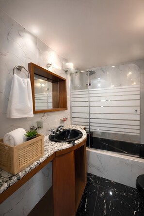 Towels, soap, toilet paper - Luxury 3BR Apartment Near Larcomar - Prime Miraflores Location - Oceanfront Area (Miraflores)