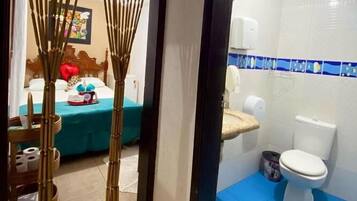 Comfort Suite, Pool View | Bathroom