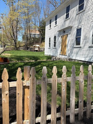 Property grounds - Quaint & cozy 1-bedroom apartment in beautiful Warner NH (Warner)