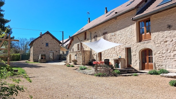 A stone building with a gravel driveway, a covered outdoor seating area, and a gate. - Un Temps Pour Soi - ANTULLY (ANTULLY)