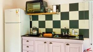 Eine Küche mit Mikrowelle, Toaster und Kühlschrank.