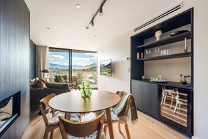 TV, fireplace - Clubhouse Lane 112 Golfside  Free Parking  AC (Queenstown)