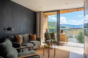TV, fireplace - Clubhouse Lane 112 Golfside  Free Parking  AC (Queenstown)