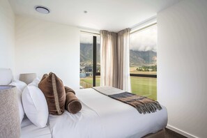 Iron/ironing board, WiFi, bed sheets - Clubhouse Lane 114 Golfside  Free Parking  AC (Queenstown)