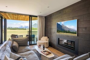 TV, fireplace - Clubhouse Lane 114 Golfside  Free Parking  AC (Queenstown)