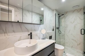 Shower, hair dryer, shampoo - Clubhouse Lane 114 Golfside  Free Parking  AC (Queenstown)
