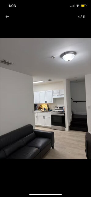 Living area - 3-bedroom, 2 bath townhome in amazing Miami with cool AC (Miami)