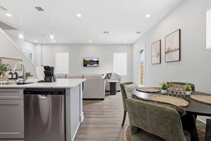 Interior - Unwind 15 Min from Dwntn Houston in Tranquility! (Houston)
