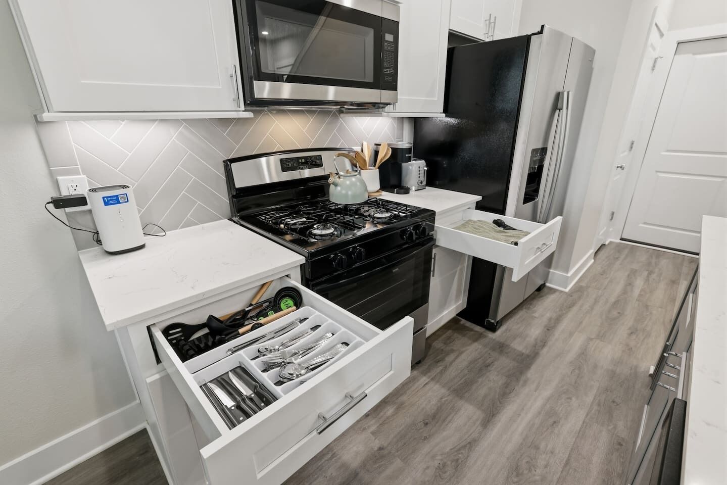 Kühlschrank, Mikrowelle, Ofen, Herdplatte