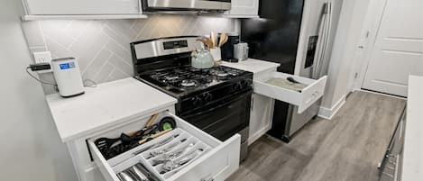 Refrigerador, microondas, horno y parrilla de estufa