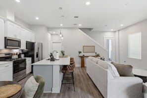 Fridge, microwave, oven, stovetop - Unwind 15 Min from Dwntn Houston in Tranquility! (Houston)