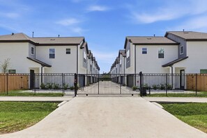 Exterior - Unwind 15 Min from Dwntn Houston in Tranquility! (Houston)