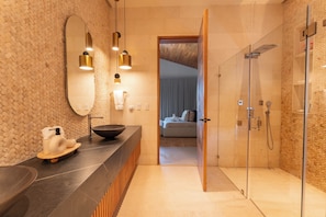 Een douche, een haardroger, handdoeken, zeep