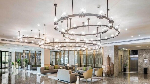 A spacious lobby with a modern chandelier, a seating area with sofas, and a polished marble floor. - Aber Al Takhassusi Hotel (Riyadh)