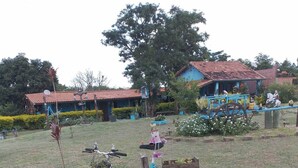 A blue bicycle with a basket and a small dog lying beside it. - chale sao francisco (São Pedro)