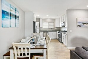 Dining - Spacious 3-bedroom condo in charming San Diego with AC and close to everything! (San Diego)