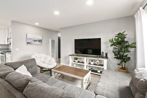 Living area - Spacious 3-bedroom condo in charming San Diego with AC and close to everything! (San Diego)