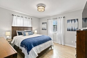 Room - Spacious 3-bedroom condo in charming San Diego with AC and close to everything! (San Diego)