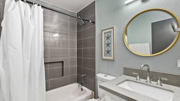 Douche, séchoir à cheveux, serviettes fournies, savon