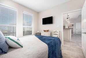 3 bedrooms, WiFi, bed sheets - Mellow Yellow in Crystal Beach, Texas (Crystal Beach)