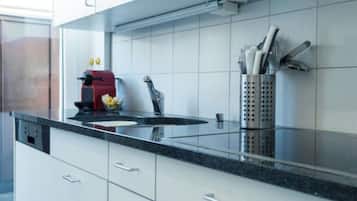 Kühlschrank, Mikrowelle, Ofen, Geschirrspüler