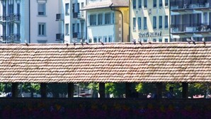 Una fila di edifici a più piani con balconi, un tetto in tegole e un cartello con scritto 'HOTEL SOHIF'.