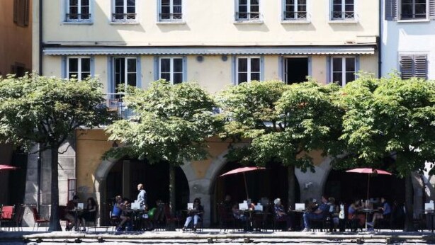 Un hotel chiamato 'HOTEL SCHIFF' con uno stile architettonico europeo classico, caratterizzato da una fila di finestre e un ingresso centrale.