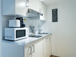 Kühlschrank, Mikrowelle, Geschirrspüler, Kochgeschirr/Geschirr/Besteck