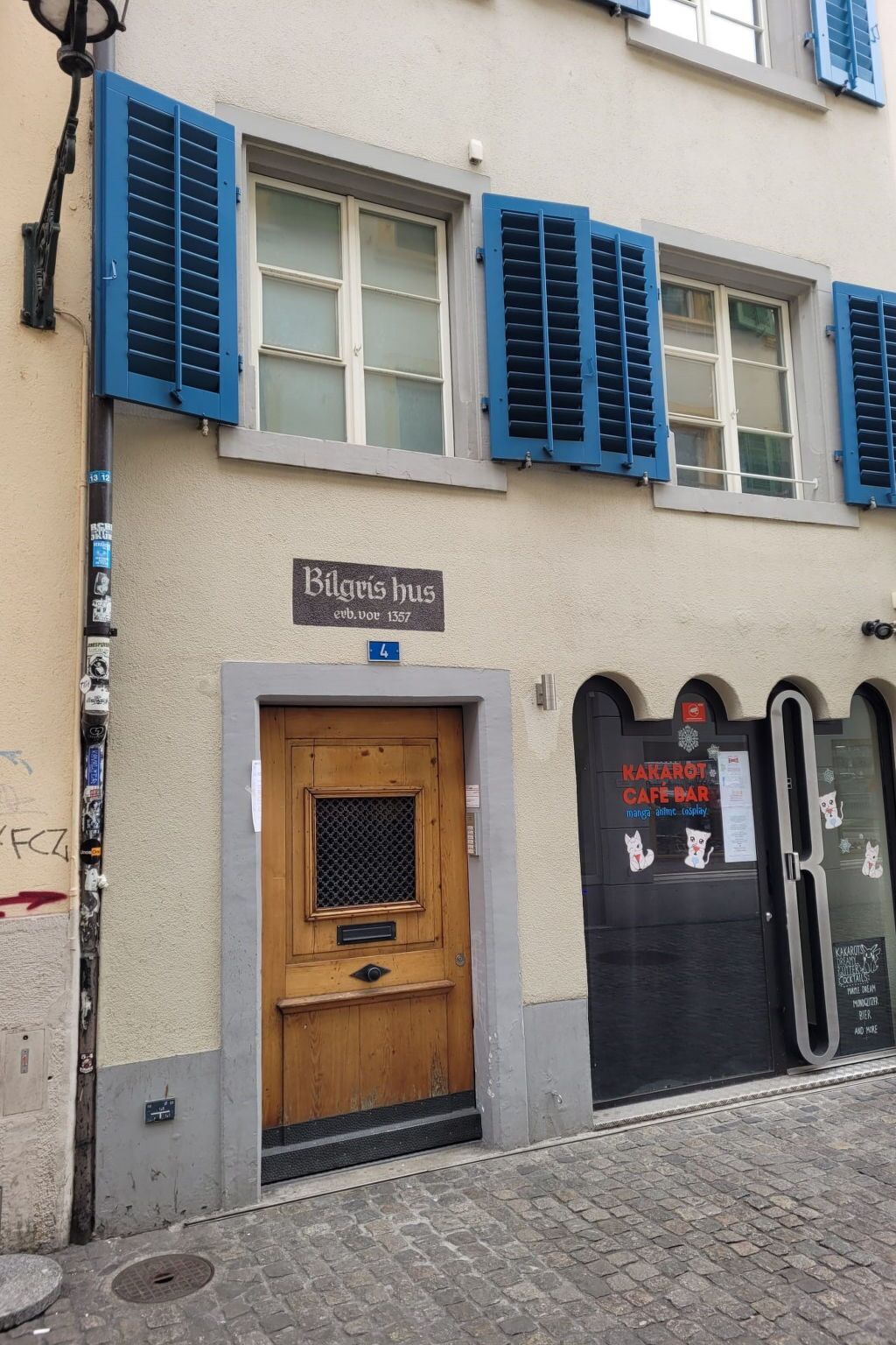 Ein Gebäude mit einem Schild, auf dem 'Bilgris hus' steht und die Hausnummer '4'.