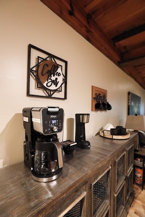 Kahvinurkkaus, jossa on Ninja-espressokone, kahvimylly ja kahvinkeitin.