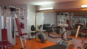 A gym with exercise equipment, a treadmill, and a mirrored wall. - Magic Games (Oropesa del Mar)