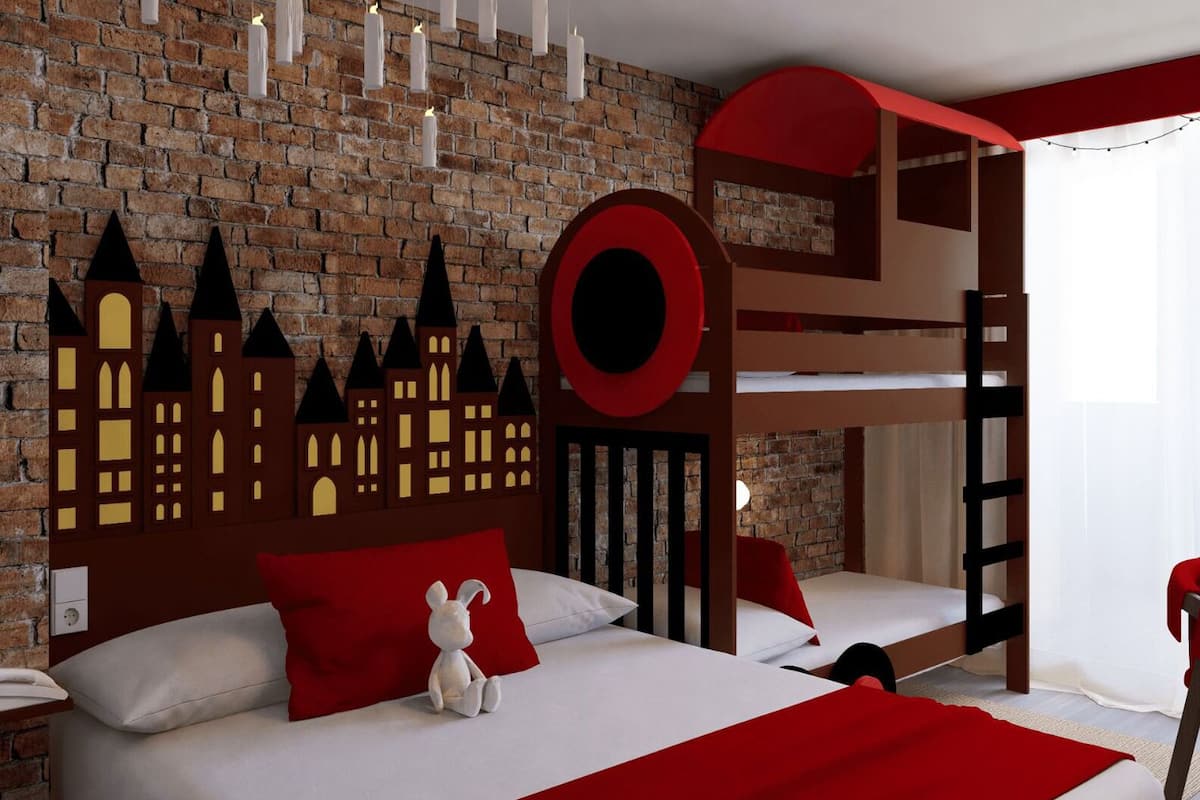 Une chambre avec un mur en briques, un lit superposé et une tête de lit sur le thème du château.