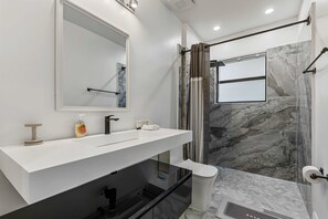Douche, sèche-cheveux