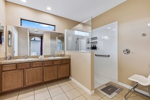 Shower, hair dryer - 4BR Villa in Gated Villa Sol - Near Disney (Kissimmee)
