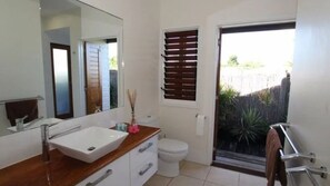 Bathroom - Sea Pearl at Mission (Mission beach)