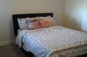 1 bedroom, Internet, bed sheets - One bedroom Apartment In downtown Calgary (Calgary)