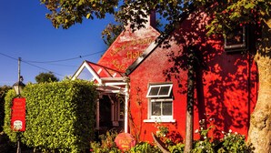 Un edificio rojo con un letrero que dice 'Hotel'.