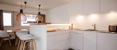 Fridge, oven, dishwasher, cookware/dishes/utensils