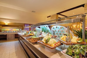A buffet with various food items and a salad bar. - Monte Baia Uludag Hotel (Bursa)