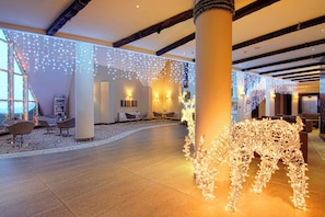 A spacious lobby with a large, illuminated sculpture of an animal, seating areas, and a modern architectural design with exposed beams. - Monte Baia Uludag Hotel (Bursa)