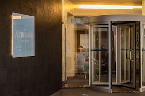 En roterande dörr med en skylt som visar texten ”The Azorian Boutique”.