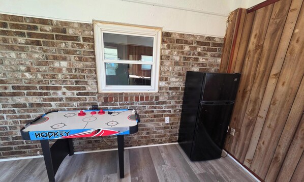 Games room - Beautiful 4-Bedroom  2 bathrooms House with Ample Parking Space (Jacksonville)