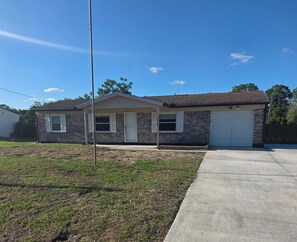 Exterior - Beautiful 4-Bedroom  2 bathrooms House with Ample Parking Space (Jacksonville)
