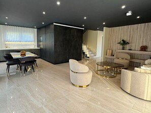 A modern living room with a dining area, a staircase, and a kitchen. - Villa Nobel (Istria - Svetvinčenat) (Svetvinčenat)