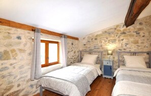 3 bedrooms, travel cot, free WiFi - Cozy home in Saint-Benoît (Saint-Benoît)